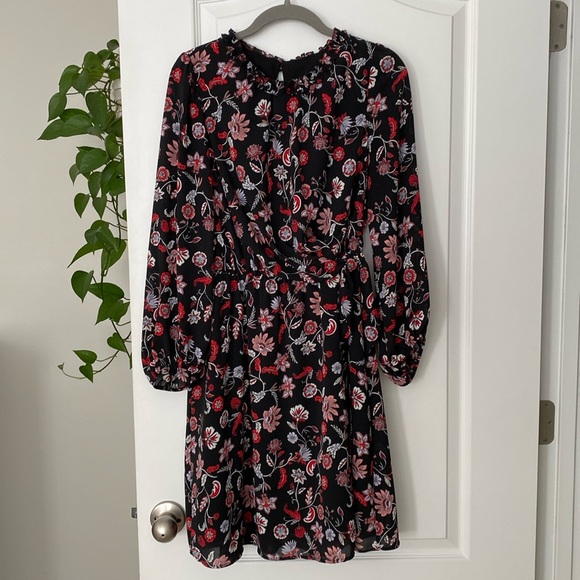 Banana Republic Dresses & Skirts - BANANA REPUBLIC long sleeve floral dress